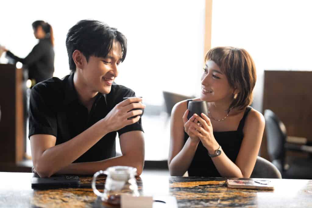 วันวาเลนไทน์ คู่รักนั่งจิบกาแฟพูดคุยกันอย่างอบอุ่น ในบรรยากาศสบาย ๆ ที่เหมาะกับการใช้เวลาดี ๆ ร่วมกัน