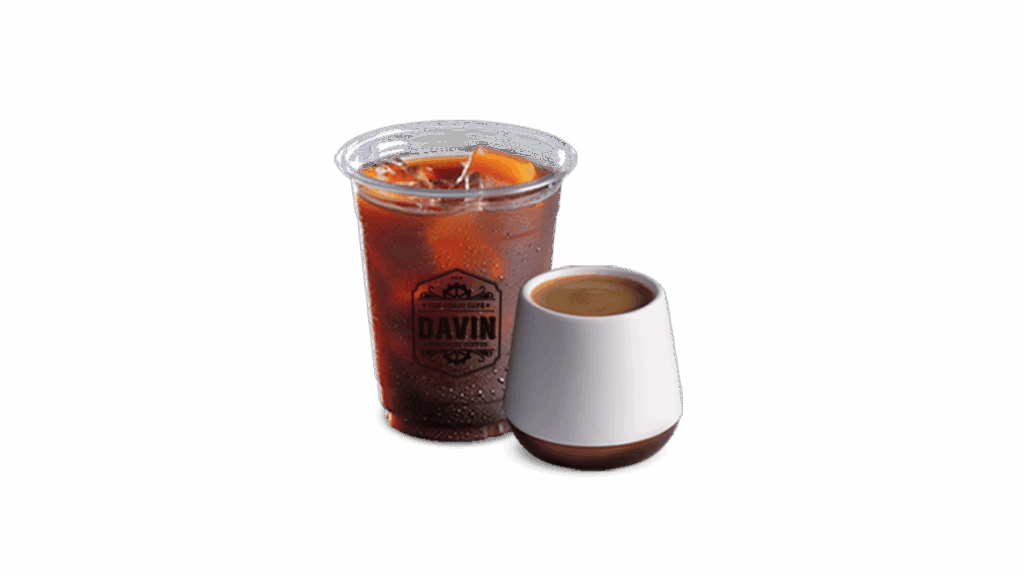 เมนู AMERICANO จาก DAVIN CAFE ร้านกาแฟในกรุงเทพ กาแฟดำเย็นสกัดจากเอสเพรสโซช็อต ให้รสชาติเข้มข้น หอมลึก สดชื่น เหมาะสำหรับคอกาแฟที่มองหาร้านกาแฟคุณภาพในกรุงเทพ