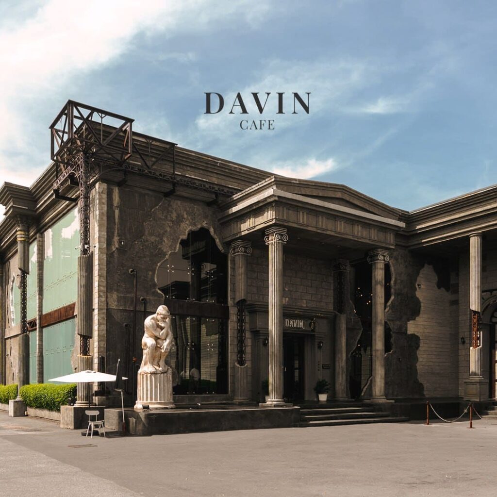 ร้านกาแฟ กรุงเทพ Davin Cafe ภายนอกอาคารสไตล์คลาสสิกสุดโดดเด่น เป็น coffee shop Bangkok ที่มีสถาปัตยกรรมเอกลักษณ์และเป็นแลนด์มาร์คสำหรับสายคาเฟ่