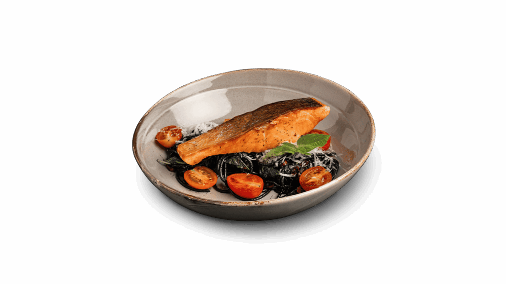 เมนู SALMON BLACK INK จาก DAVIN CAFE ร้านอาหารในกรุงเทพ แซลมอนย่างหนังกรอบวางบนพาสต้าเส้นหมึกดำ ซอสเข้มข้น เสิร์ฟพร้อมมะเขือเทศเชอร์รีและสมุนไพร ให้รสชาติพรีเมียมสไตล์ฟิวชัน เป็นเมนูร้านอาหารในกรุงเทพที่โดดเด่นและน่าลองสำหรับสายพาสต้าและซีฟู้ด