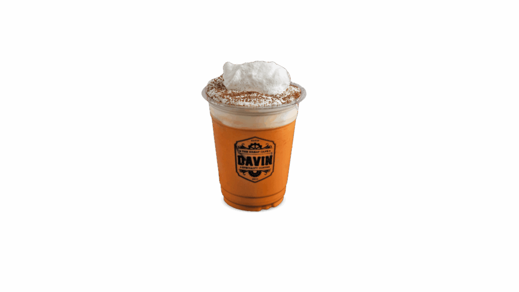 เมนู SOFT THAI TEA จาก DAVIN CAFE คาเฟ่เครื่องดื่มยอดนิยม ชาไทยนมสดเนื้อเนียนเข้มข้น ท็อปด้วยโฟมนมและวิปครีมหอมละมุน รสชาติหวานมันกลมกล่อม เหมาะสำหรับสายคาเฟ่และคนรักชาไทย