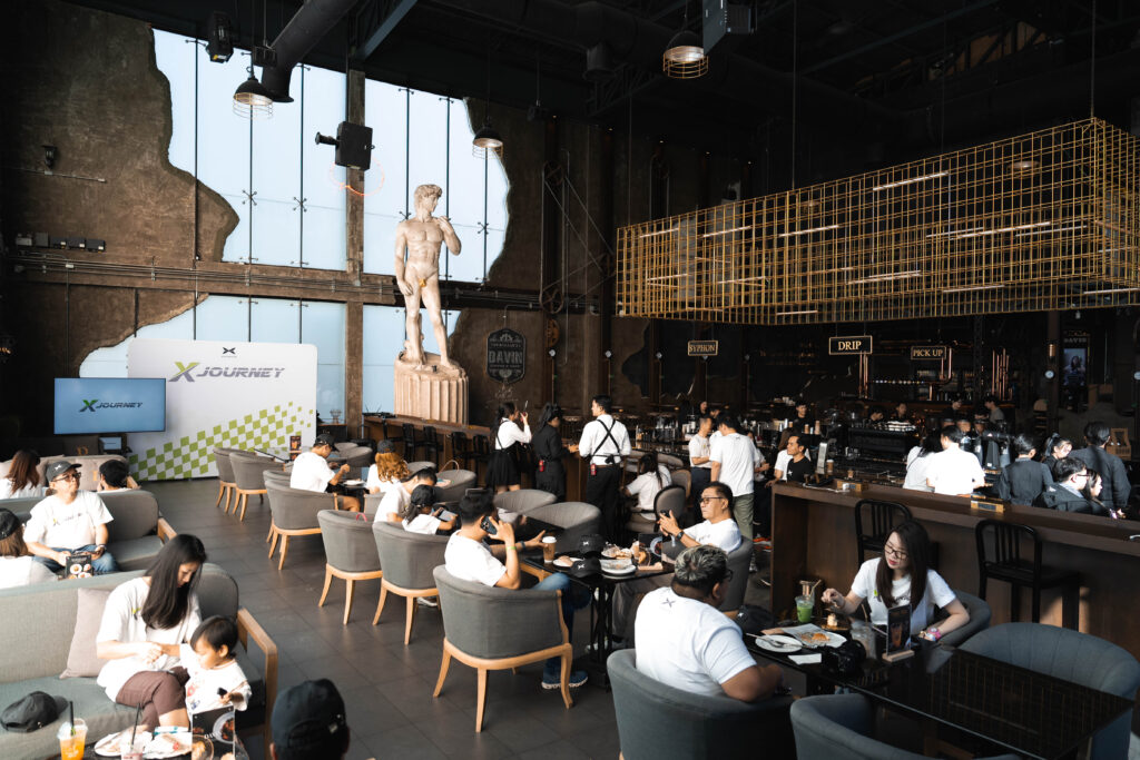 A spacious lounge-style seating area at Davin Cafe designed for seminar attendees, combining relaxation zones and discussion spaces, ideal for corporate events and business seminars in Bangkok