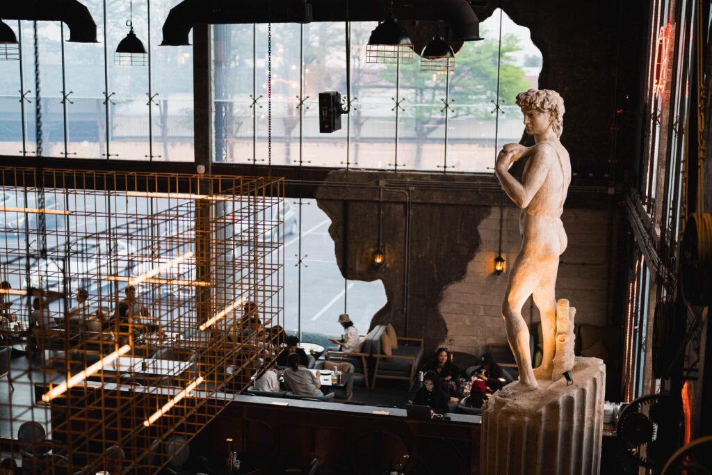 บรรยากาศภายใน DAVIN CAFE ร้านอาหารบรรยากาศดีสไตล์ลักชัวรี เพดานสูง ดีไซน์หรู พร้อมมุมนั่งพักผ่อนและดินเนอร์สุดพรีเมียมใจกลางเมือง