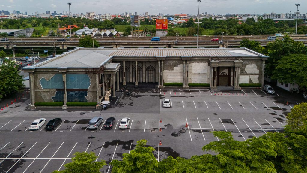 ภาพมุมสูง DAVIN CAFE สถานที่จัดเลี้ยง กรุงเทพ ขนาดใหญ่พร้อมลานจอดรถกว้าง รองรับงานอีเวนต์ งานแต่ง งานบริษัท และงานเลี้ยงระดับพรีเมียมใจกลางกรุงเทพ