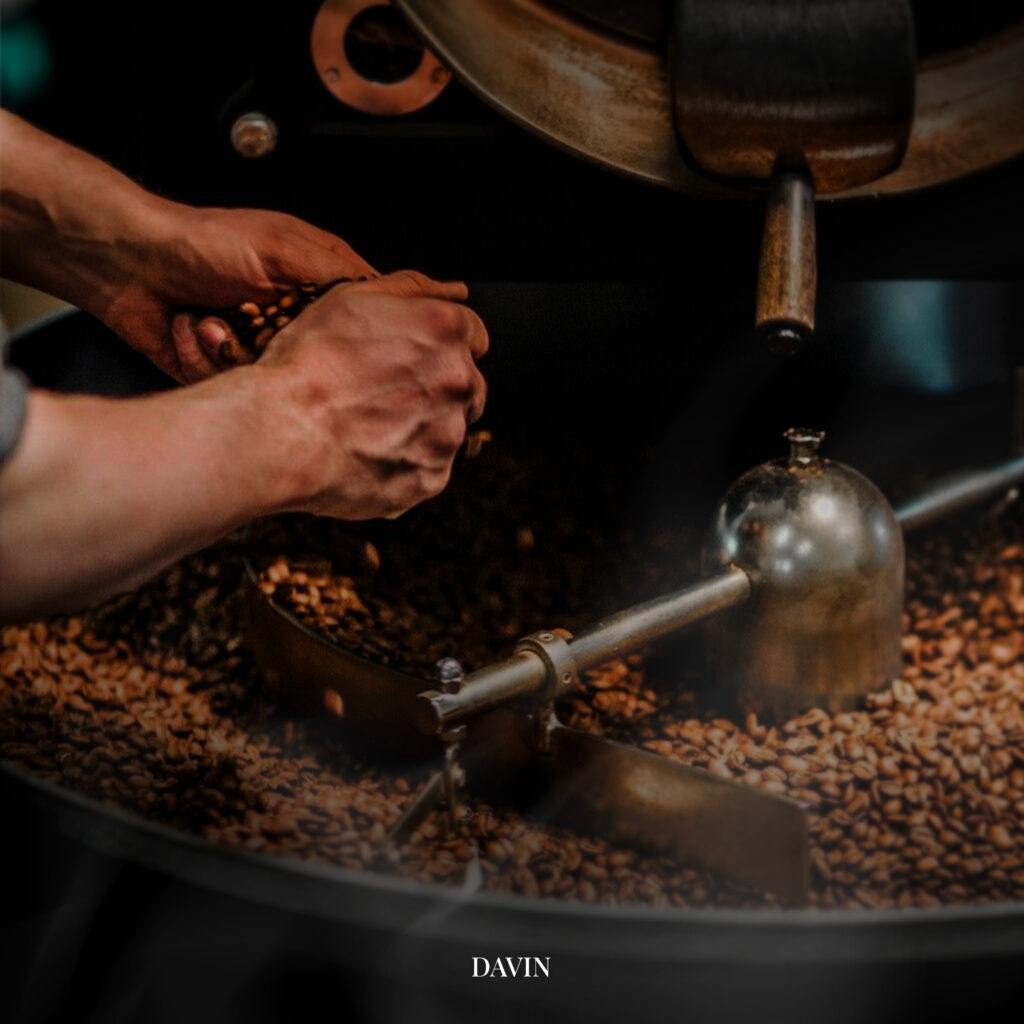 ขั้นตอนการคัดและดูแลเมล็ดกาแฟภายในเครื่องคั่วของ Davin Cafe สะท้อนเบื้องหลังของกาแฟ คั่วกลางที่ต้องอาศัยความพิถีพิถันตั้งแต่การคั่ว กลิ่นหอมของเมล็ดกาแฟ ไปจนถึงรสชาติที่กลมกล่อมและดื่มง่ายในทุกแก้ว