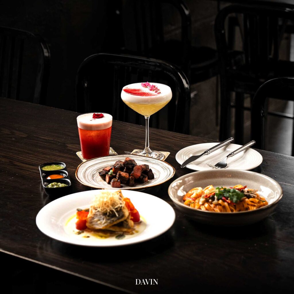 บรรยากาศดินเนอร์พร้อมค็อกเทลและเมนูพาสต้าพรีเมียมในโซนอาหารของ Davin Cafe