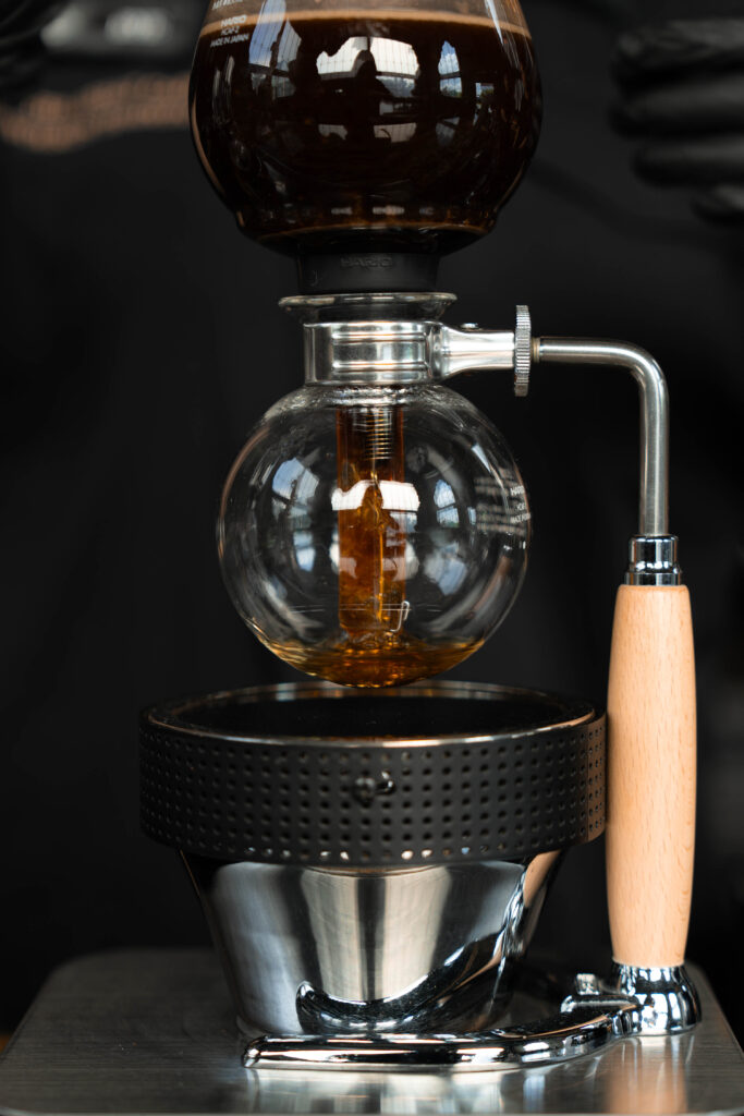 การชงกาแฟแบบไซฟอนในโซน Specialty Coffee ของ Davin Cafe ที่เน้นรายละเอียดทุกขั้นตอนการสกัดกาแฟ