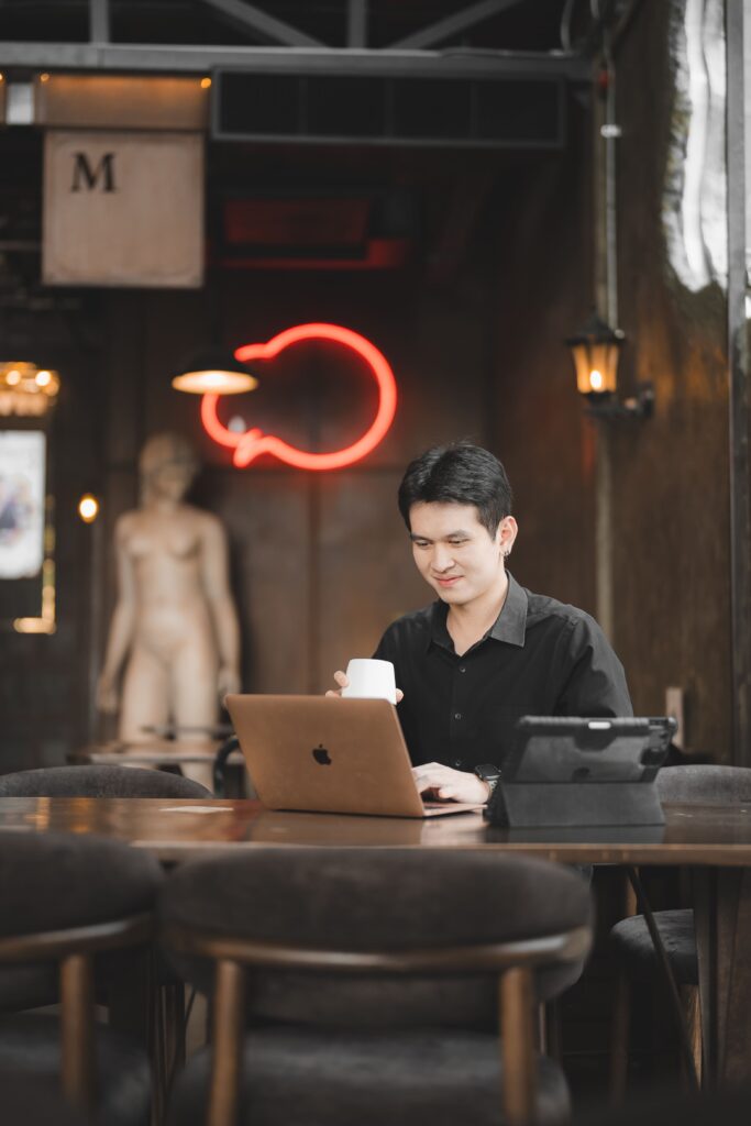 ลูกค้านั่งทำงานพร้อมดื่มกาแฟภายใน DAVIN CAFE ร้านกาแฟ ใกล้ฉัน ที่มีบรรยากาศเงียบสบาย เหมาะสำหรับนั่งทำงาน ประชุม หรือพักผ่อนในคาเฟ่ดีไซน์พรีเมียม