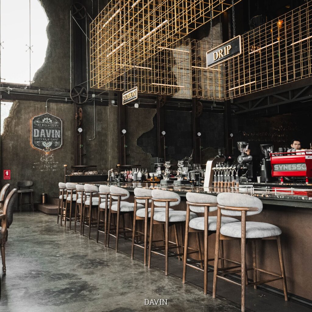 บาร์กาแฟสุดหรูภายใน DAVIN CAFE คาเฟ่สไตล์ Industrial Luxury ย่านเลียบด่วน รามอินทรา เหมาะสำหรับคนค้นหา ร้านกาแฟ ใกล้ฉัน พร้อมมุมนั่งชิล Specialty Coffee และบรรยากาศระดับพรีเมียมในกรุงเทพ