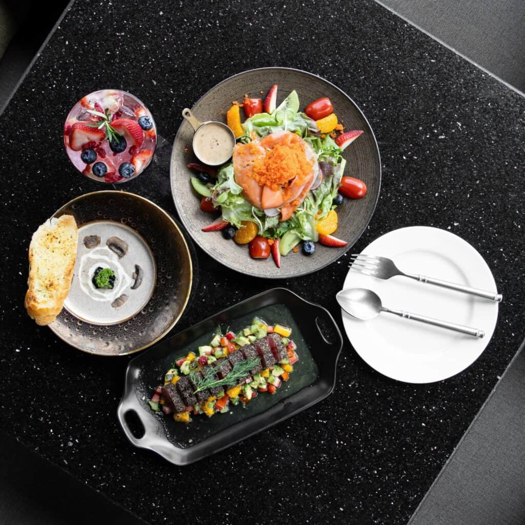 เมนูซิกเนเจอร์ของ DAVIN CAFE ร้านอาหาร กรุงเทพ พร้อมสลัด ซุป และอาหารพรีเมียมสไตล์ฟิวชัน
