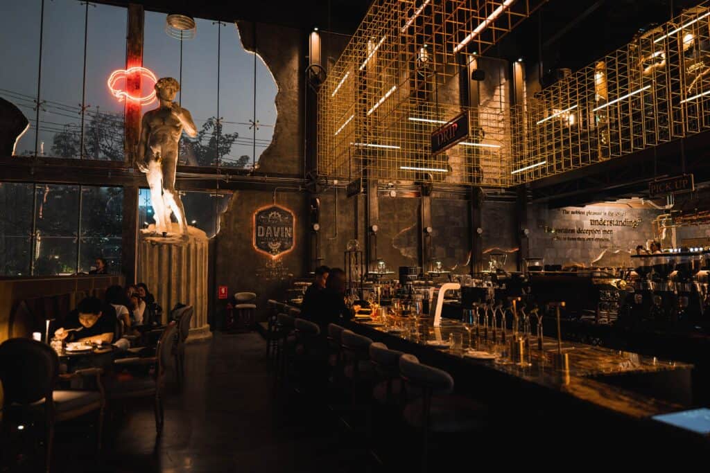 บรรยากาศกลางคืนสุดโดดเด่นของ DAVIN CAFE ร้านอาหาร กรุงเทพ พร้อมการตกแต่งหรูและแสงไฟอบอุ่น