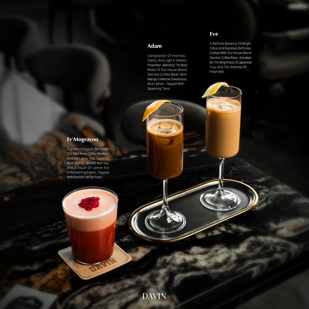 เมนูเครื่องดื่มซิกเนเจอร์ของ Davin Cafe เสิร์ฟบนเคาน์เตอร์หินอ่อนในบรรยากาศหรูของร้านคาเฟ่สไตล์ ยุโรป มีทั้งกาแฟฟิวชันและเครื่องดื่มพรีเมียมที่ออกแบบให้เหมาะกับการถ่ายรูป พักผ่อน และสัมผัสประสบการณ์คาเฟ่ที่แตกต่างในกรุงเทพ