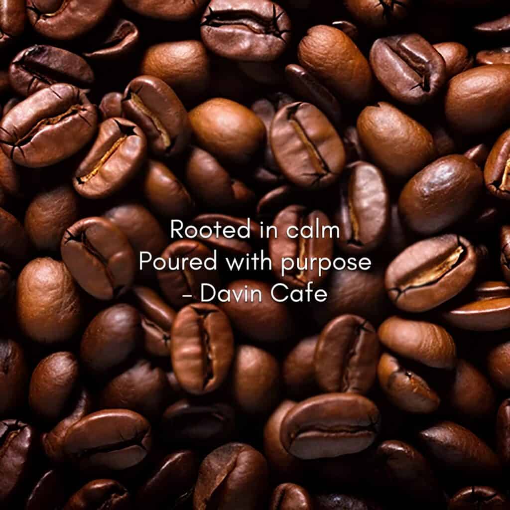 เมล็ดกาแฟคั่วของ Davin Cafe ในภาพโคลสอัปที่สื่อถึงกลิ่นหอมและคาแรกเตอร์ของกาแฟ เข้ม เหมาะสำหรับบทความที่อธิบายรสชาติหนักแน่น ความลึกของการคั่ว และประสบการณ์การดื่มกาแฟที่พิถีพิถันตั้งแต่เมล็ดจนถึงแก้ว