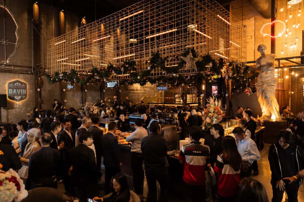 บรรยากาศภายใน Davin Cafe ย่านรามอินทราที่มีผู้ร่วมงานจำนวนมากในพื้นที่คาเฟ่สไตล์ยุโรป สะท้อนความพร้อมของร้านสำหรับคนที่มองหาอาหารเช้า รามอินทรา พร้อมพื้นที่กว้าง เครื่องดื่มคุณภาพ และบรรยากาศพิเศษสำหรับเริ่มต้นวันหรือจัดมื้อสำคัญร่วมกัน