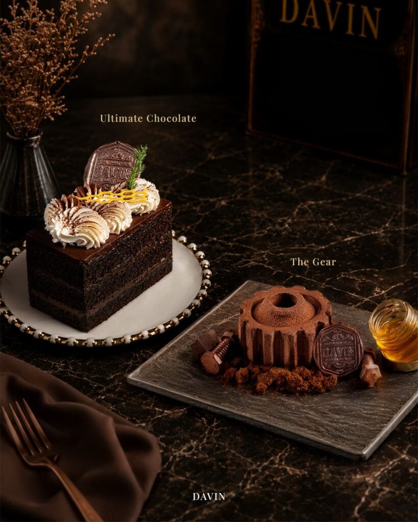 Ultimate Chocolate และ The Gear เมนูช็อกโกแลตพรีเมียมของ DAVIN CAFE เสิร์ฟเค้กช็อกโกแลตเข้มข้นคู่ขนมหวานดีไซน์หรู เหมาะสำหรับคนรักช็อกโกแลตที่มองหาประสบการณ์ของหวานพิเศษในกรุงเทพ