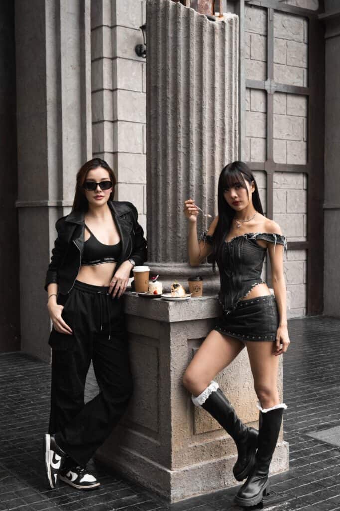 ท่าโพสถ่ายรูปคาเฟ่ของสองสาวลุคแฟชั่นข้างเสาโรมัน พร้อมกาแฟและขนมที่ DAVIN CAFE รามอินทรา