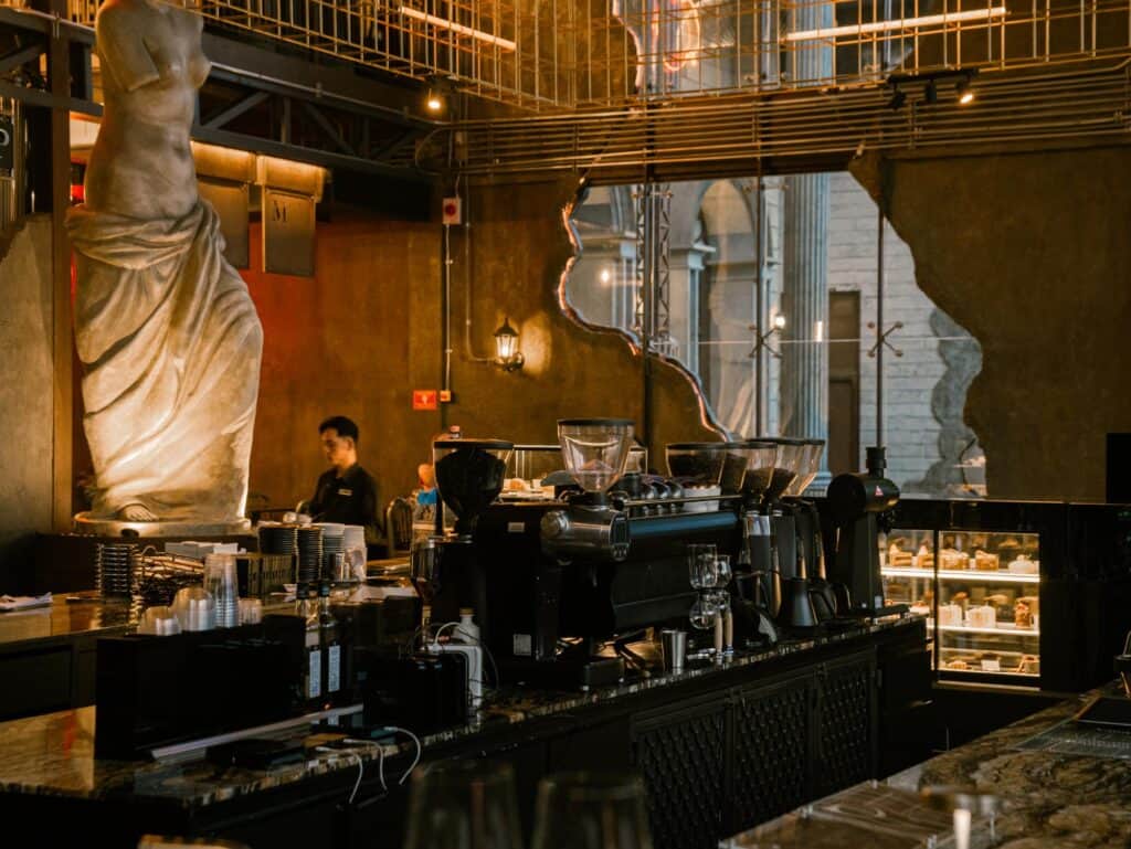 คาเฟ่ฟีลต่างประเทศ กรุงเทพ ที่ DAVIN CAFE โซนเคาน์เตอร์กาแฟพร้อมเครื่องเอสเปรสโซและงานตกแต่งสไตล์ยุโรปผสม Industrial Loft