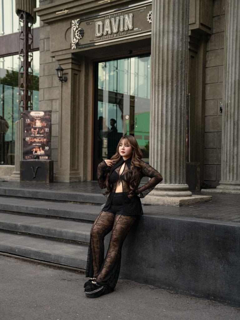 คาเฟ่ฟีลต่างประเทศ กรุงเทพ ที่ DAVIN CAFE กับมุมถ่ายรูปหน้าร้านและเสาหินสไตล์ยุโรปคลาสสิก