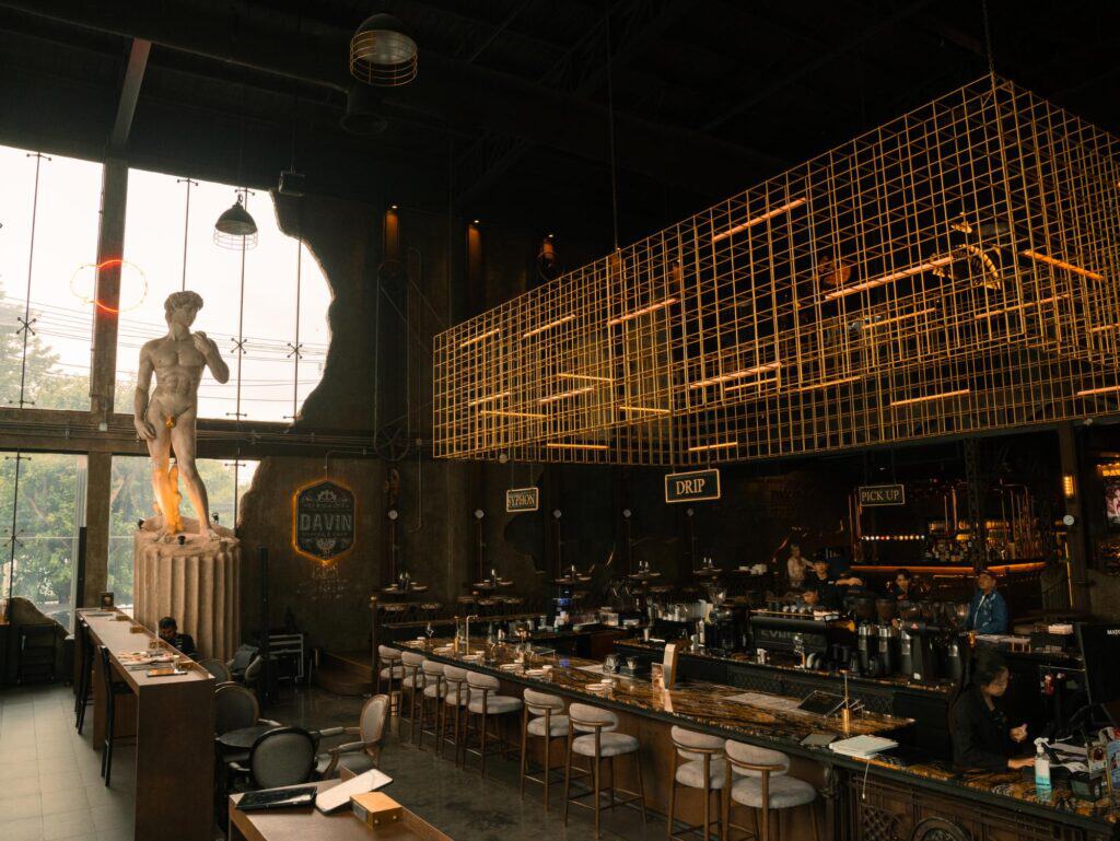 คาเฟ่ฟีลต่างประเทศ กรุงเทพ ที่ DAVIN CAFE กับบาร์กาแฟ เพดานสูง และงานตกแต่งสไตล์ยุโรปผสม Industrial Loft