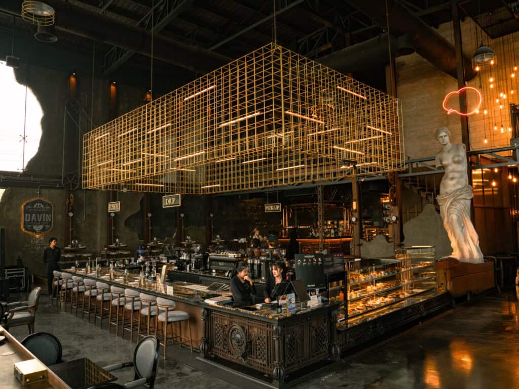 บรรยากาศภายใน DAVIN CAFE ร้านอาหารสำหรับครอบครัว ย่านรามอินทรา พื้นที่กว้างเพดานสูง พร้อมเคาน์เตอร์อาหารและเครื่องดื่มสไตล์ยุโรป
