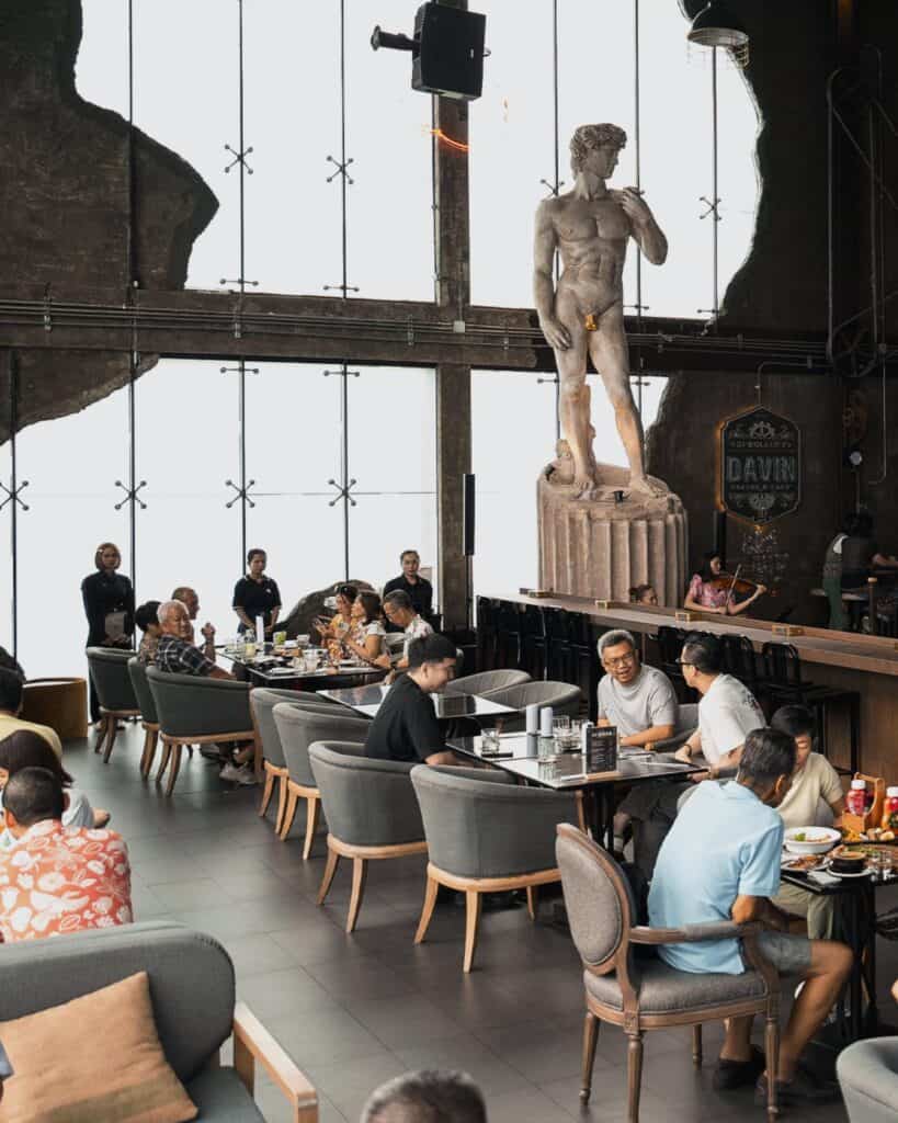 คาเฟ่น่านั่ง รามอินทรา DAVIN CAFE พื้นที่กว้างขวางพร้อมมุมที่นั่งสบายและบรรยากาศตกแต่งสไตล์ยุโรป