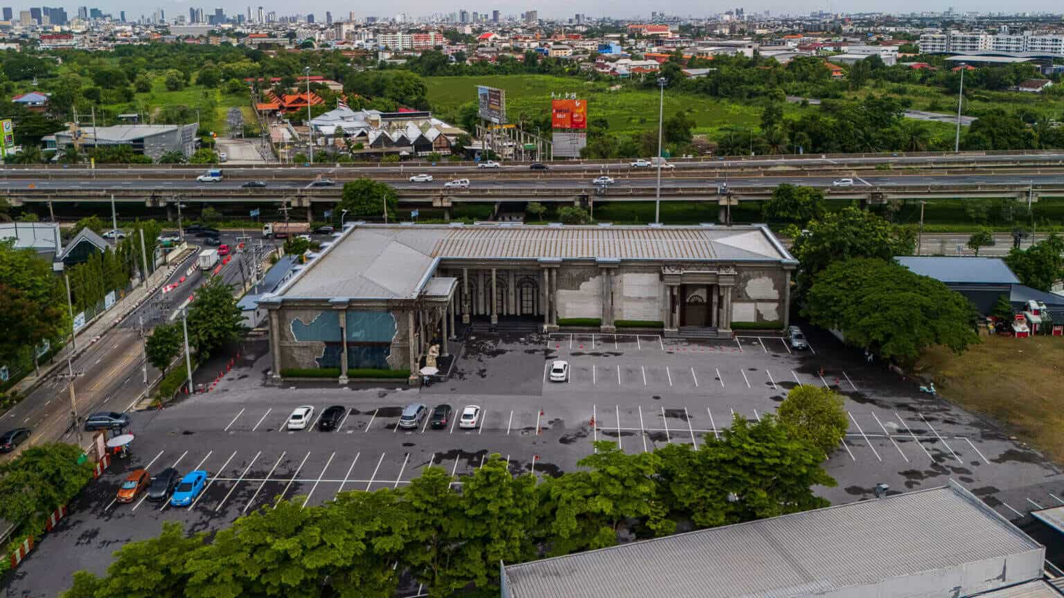 DAVIN CAFE event venue in Bangkok with a large parking area for guests and event attendees