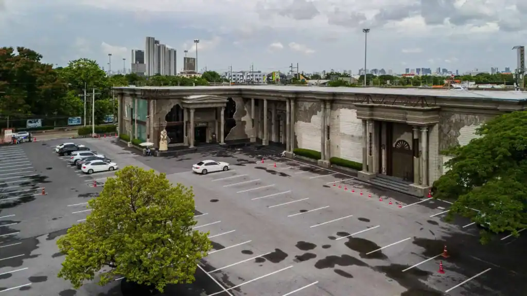 Outdoor event venue at DAVIN CAFE Bangkok with a large parking area suitable for exhibitions, product displays and corporate events
