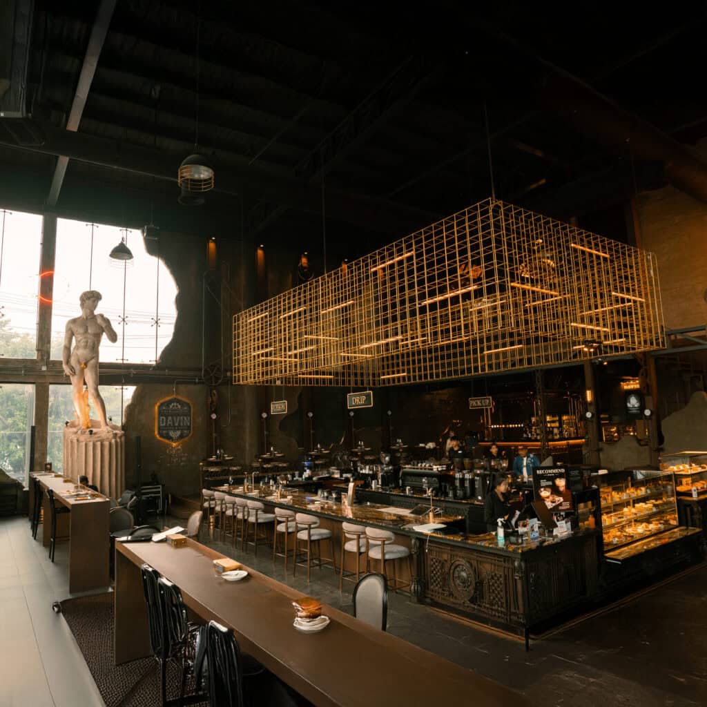 บรรยากาศภายในร้านอาหารอิตาเลียน DAVIN CAFE & Restaurant พื้นที่กว้างตกแต่งกลิ่นอายยุโรปและโรมันคลาสสิกสำหรับมื้อกลางวัน