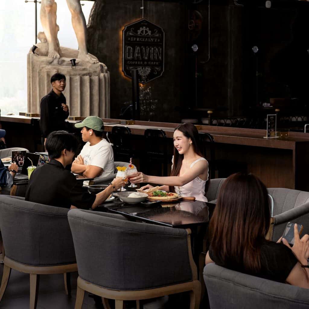 ลูกค้านั่งรับประทานพิซซ่าและอาหารมื้อกลางวันที่ร้านอาหารอิตาเลียน DAVIN CAFE & Restaurant ในบรรยากาศสบาย ๆ